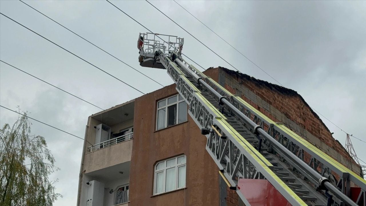 Başakşehir'deki Yangında İki Bina Çatısı Zarar Gördü