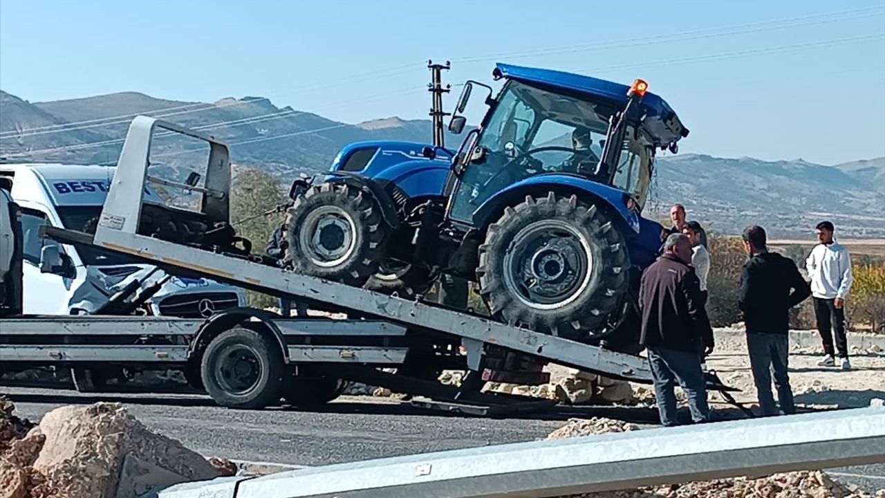 Batman'da Minibüs, Traktöre Çarptı: 5 Yaralı