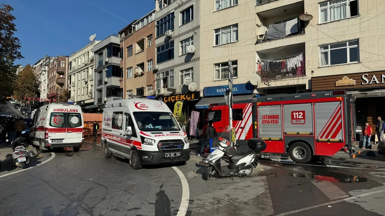 Bayrampaşa'da Yol Bakım Aracı 8 Araca Çarptı: 3 Yaralı