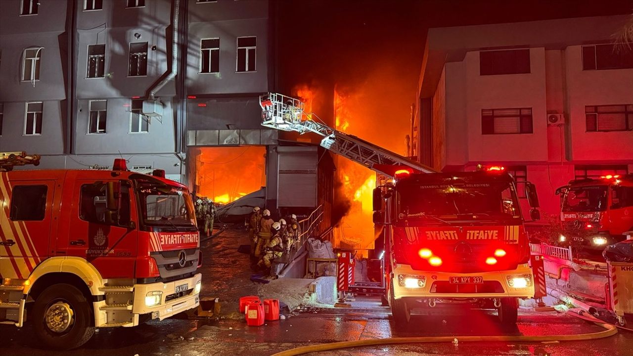 Beylikdüzü'nde Fabrika Yangını: Ekipler Mücadele Ediyor