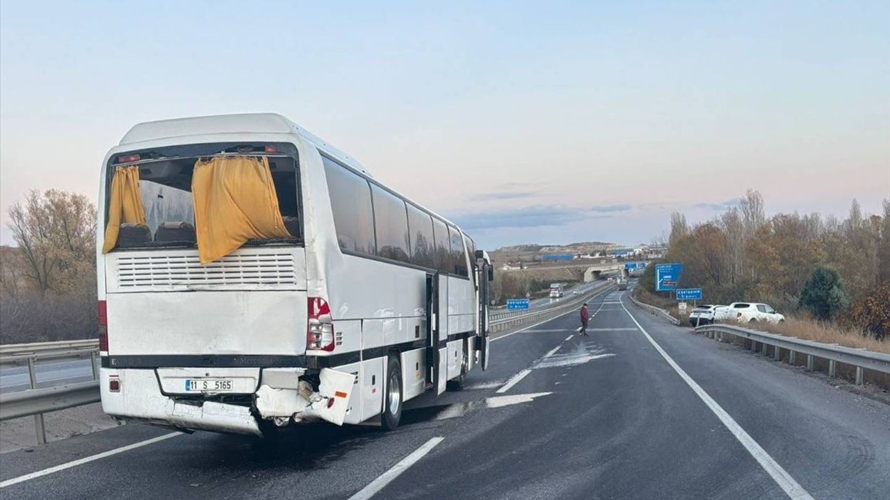 Bilecik'te Tır, İşçi Servisine Çarptı: 10 Yaralı