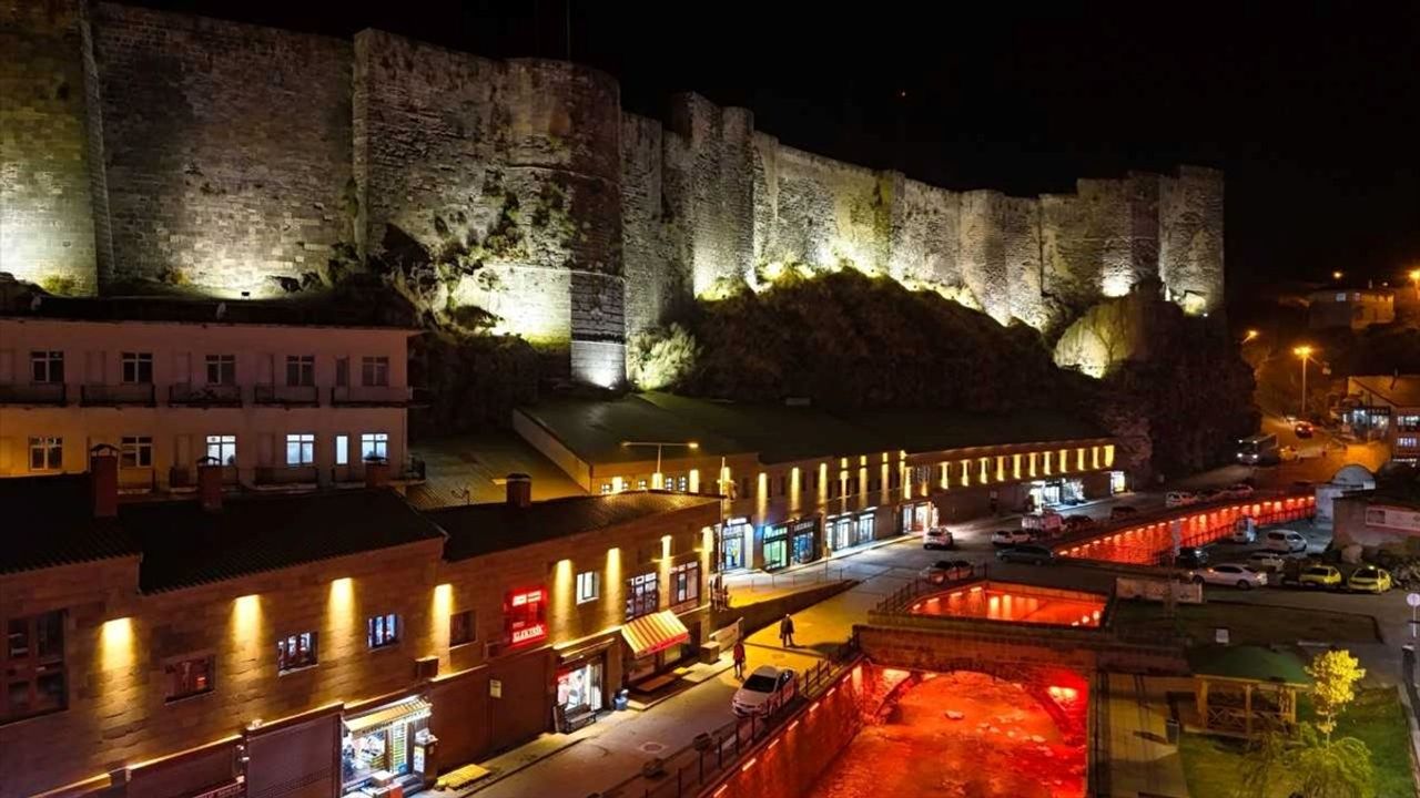 Bitlis'te Tarihi Doku Yenileniyor: Kale Surları ve Kalealtı Çarşısı Işıklandırıldı