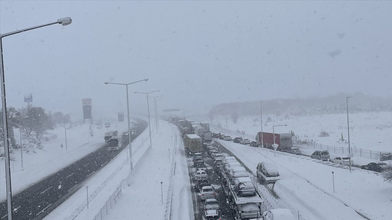 Bolu'da Kar Yağışı Nedeniyle Anadolu Otoyolu Kapandı