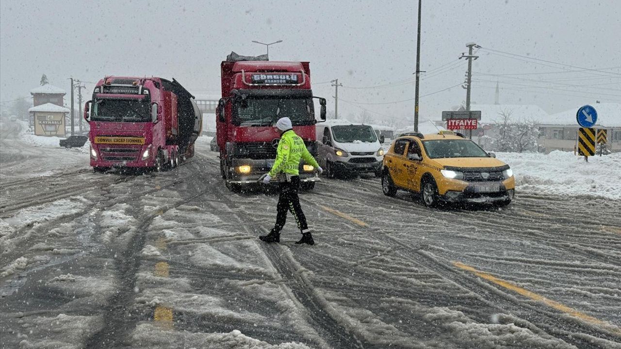 Bolu Dağı'nda D-100 Kara Yolu Kar Sebebiyle Ulaşıma Kapandı