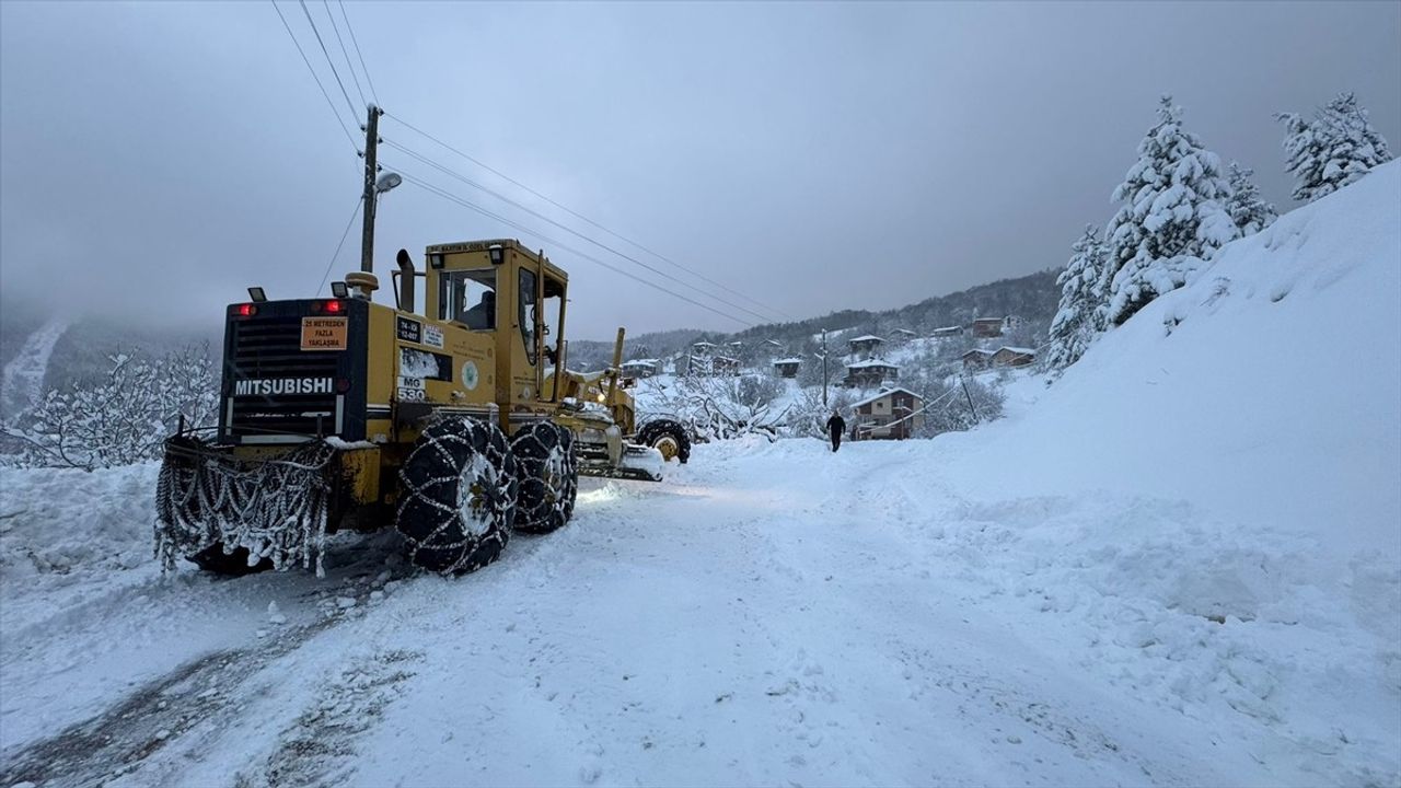 Bolu ve Bartın'da Kar Engeli Aşıldı: 150 Köy Yolu Ulaşıma Açıldı