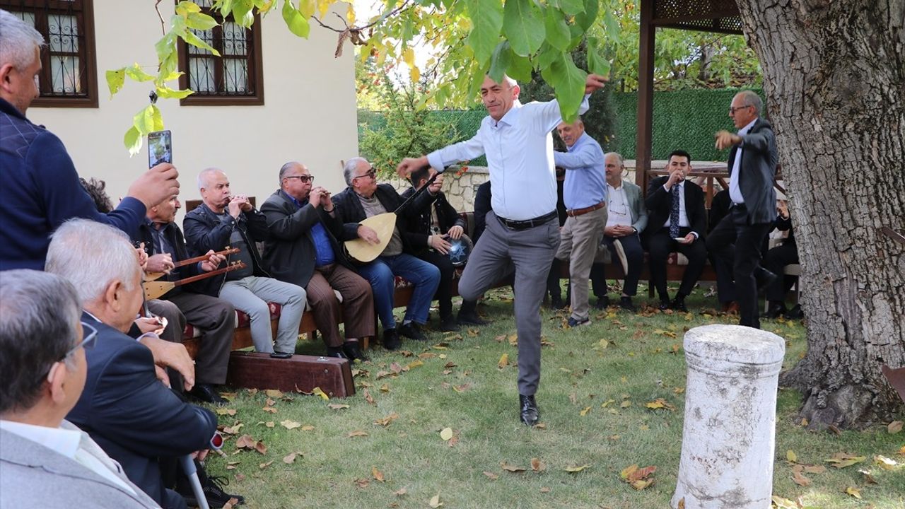 Burdur'da Yöresel Müzik Dinletisi: Kültür Evi Canlandı