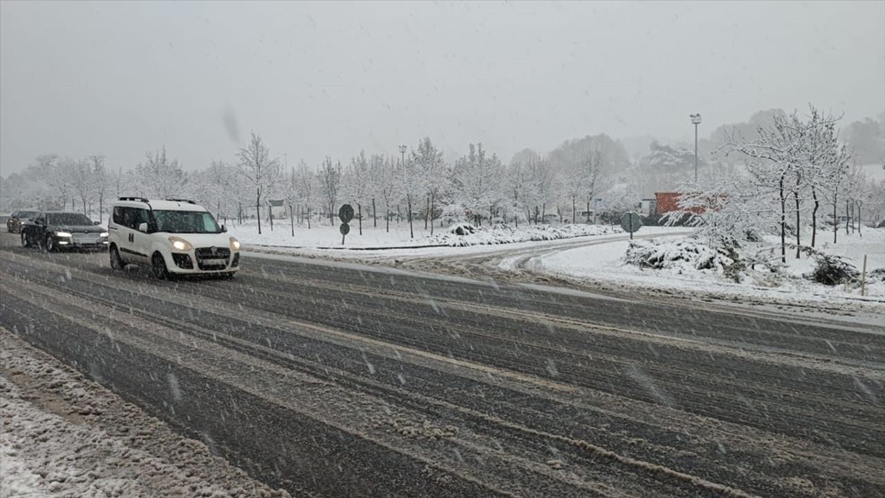 Bursa-Ankara Yolu'nda Kar Yağışı Ulaşımı Olumsuz Etkiliyor