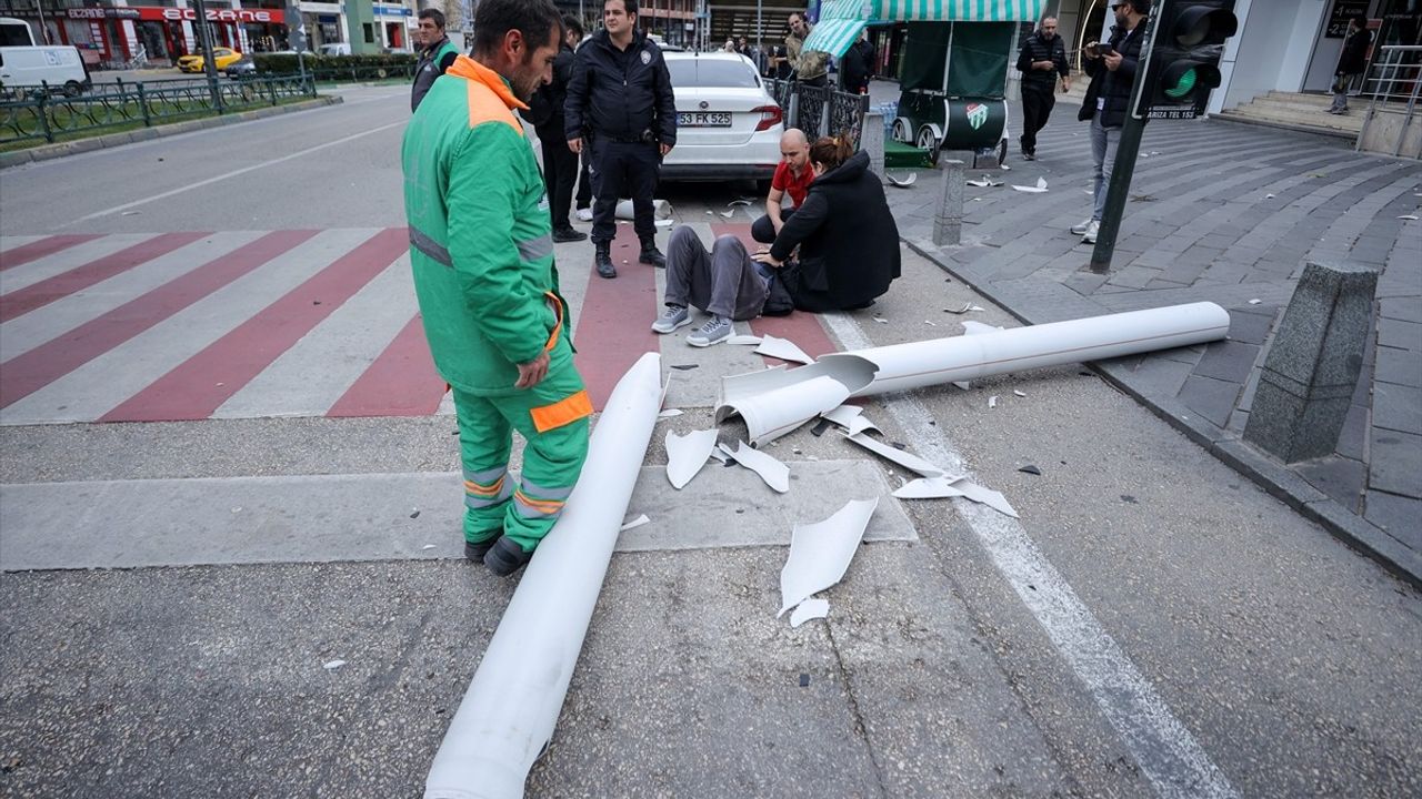 Bursa'da Kuvvetli Lodos, Bir Kişinin Yaralanmasına Neden Oldu