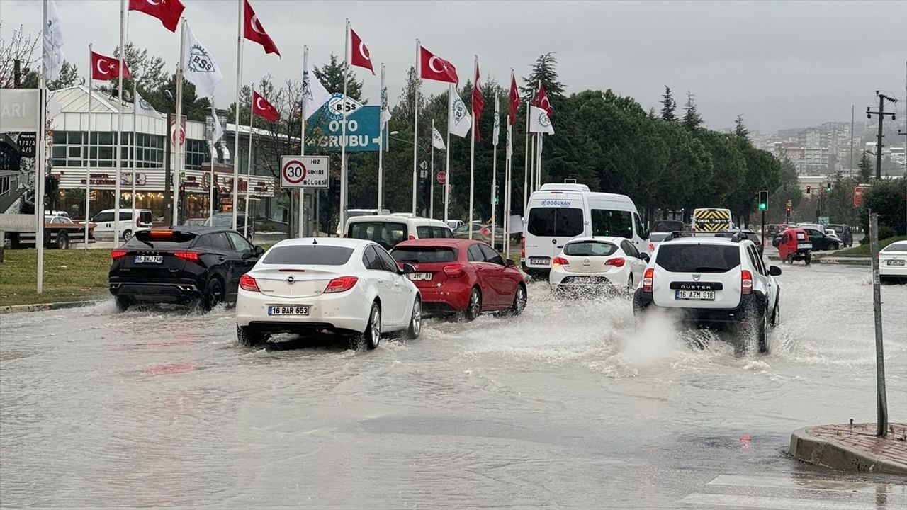 Bursa'da Lodos Sonrası Şiddetli Yağış Hayatı Olumsuz Etkiledi