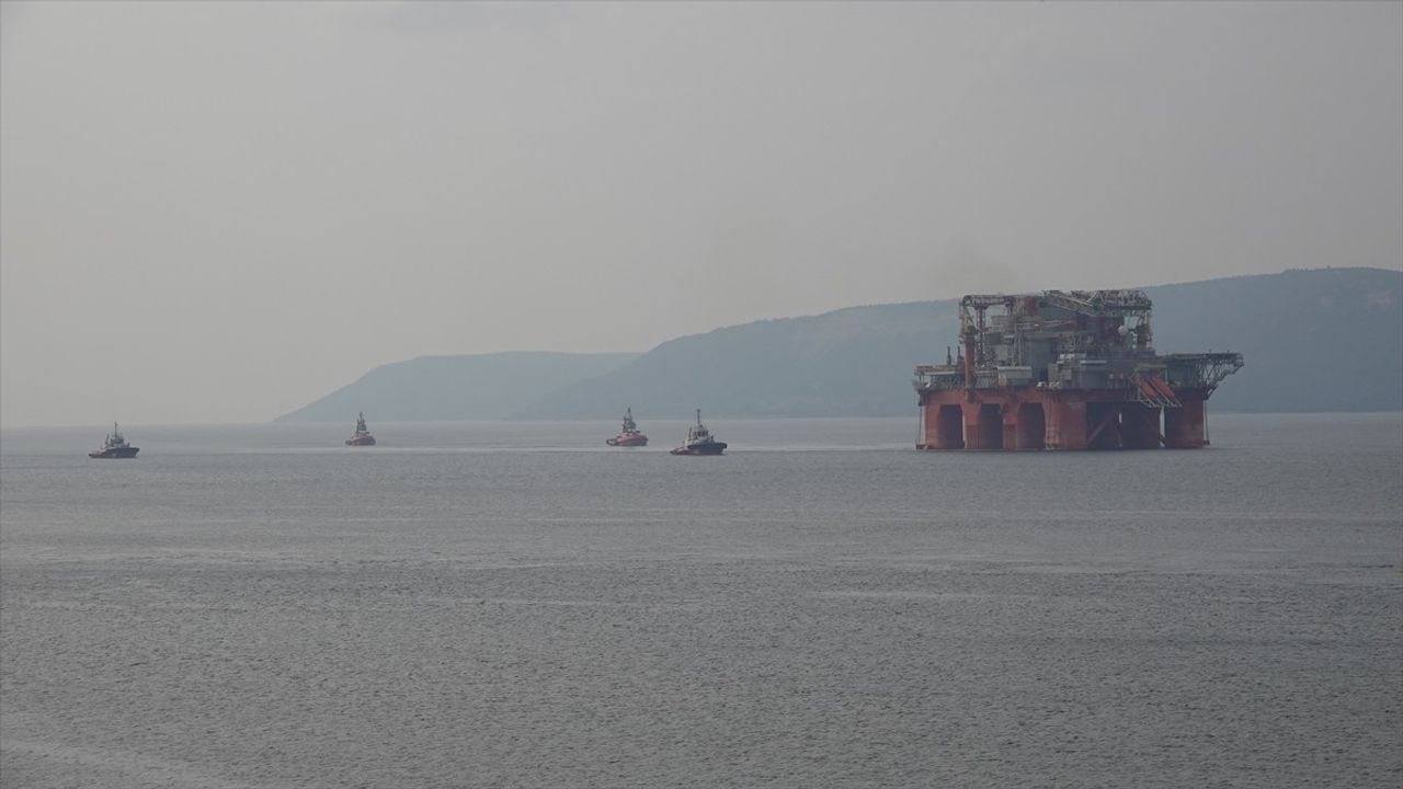 Çanakkale Boğazı, Dev Petrol Platformu için Tek Yönlü Kapatıldı