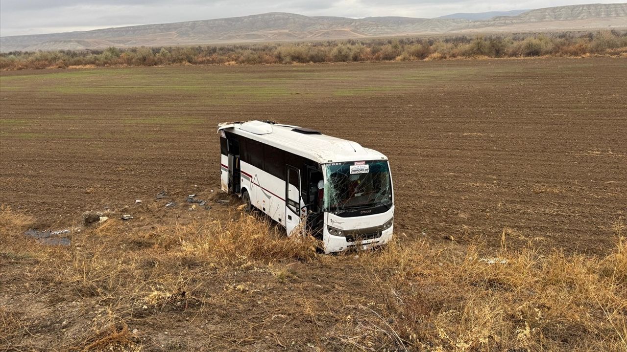 Çankırı'da Cenazeye Giden Midibüs Devrildi: 29 Yaralı