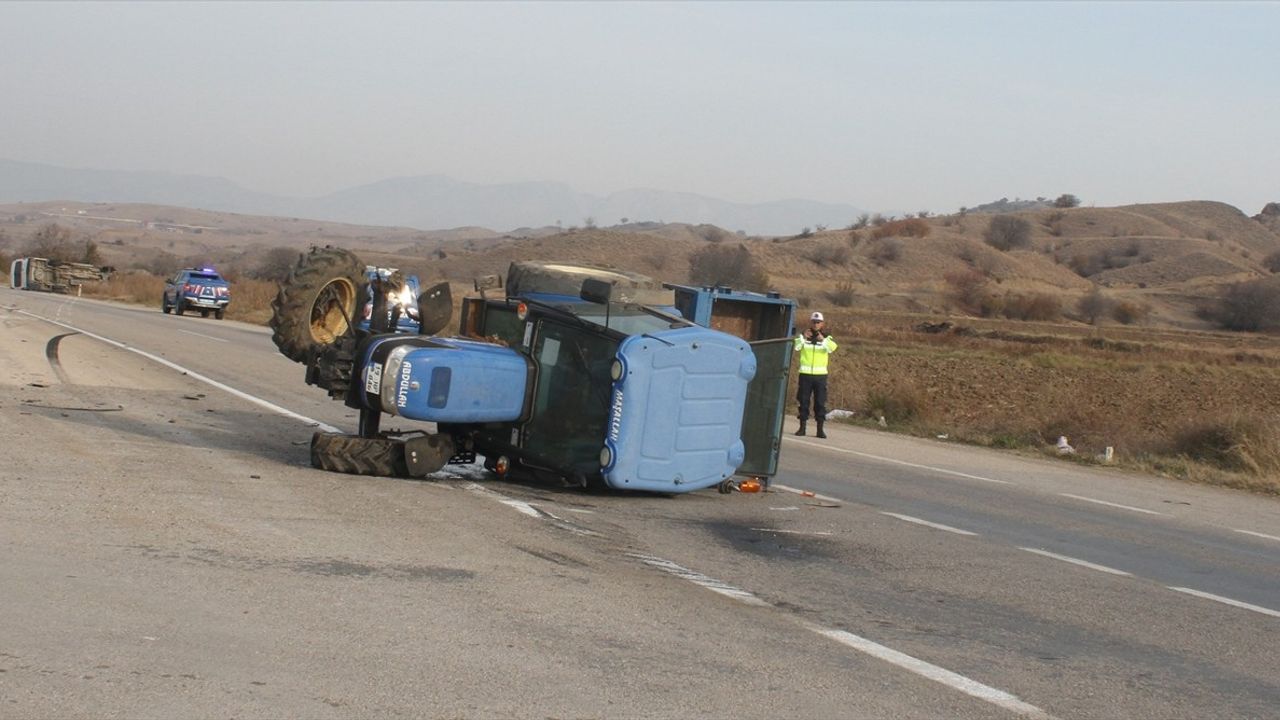 Çorum'da İşçi Servisi ile Traktör Çarpıştı: 16 Yaralı!