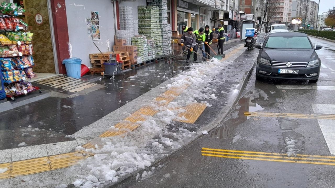 Çorum'da Kar Yağışı Başladı: Hava Sıcaklıkları Düşüyor