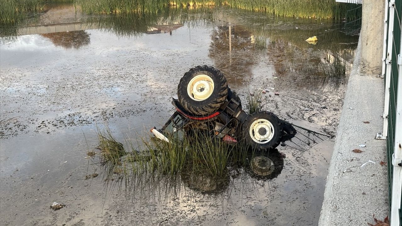 Çorum'da Kızılırmak Nehri'ne Düşen Traktörün Sürücüsü Yaralandı