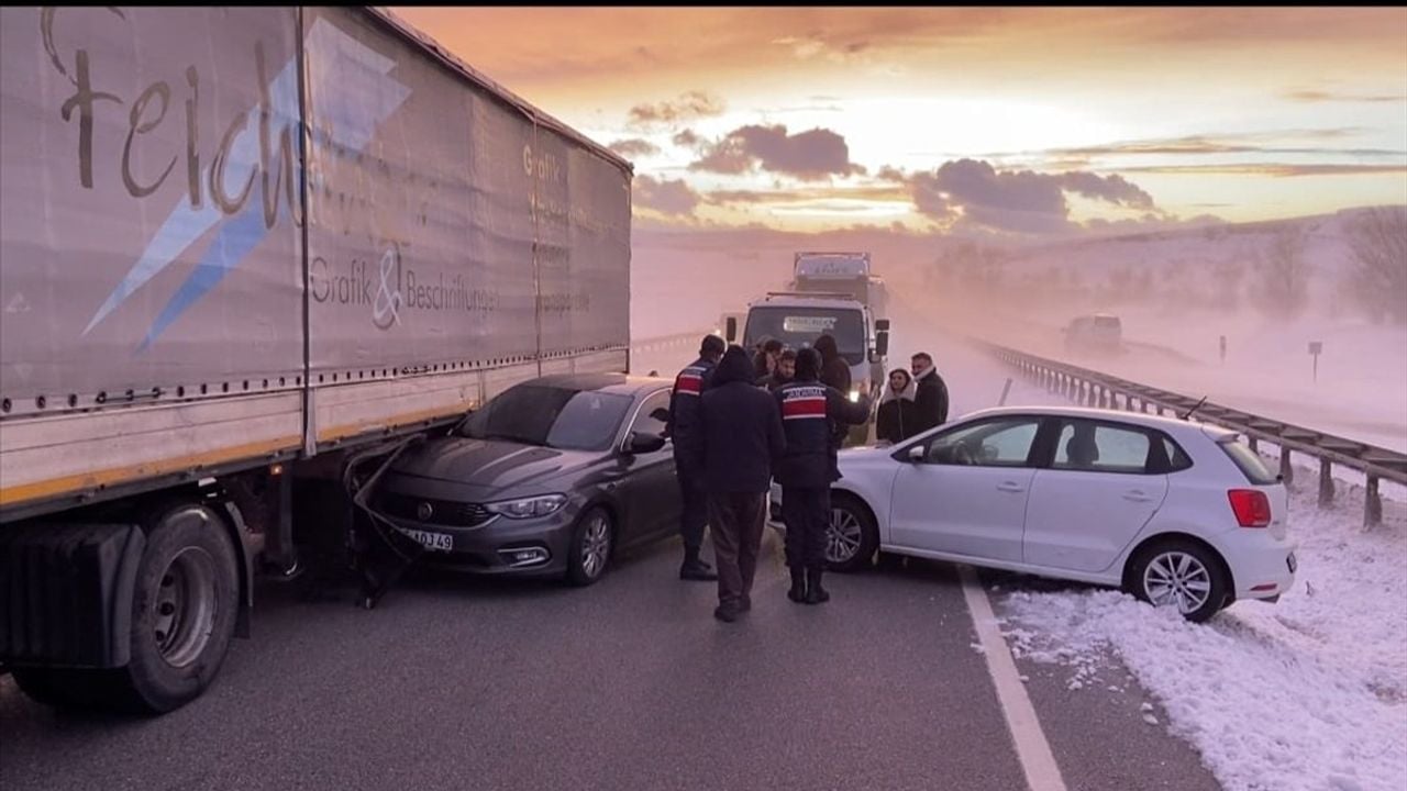 Çorum'da Zincirleme Trafik Kazasında 1 Kişi Hayatını Kaybetti