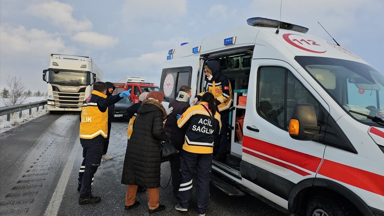 Çorum'da Zincirleme Trafik Kazasında 10 Yaralı