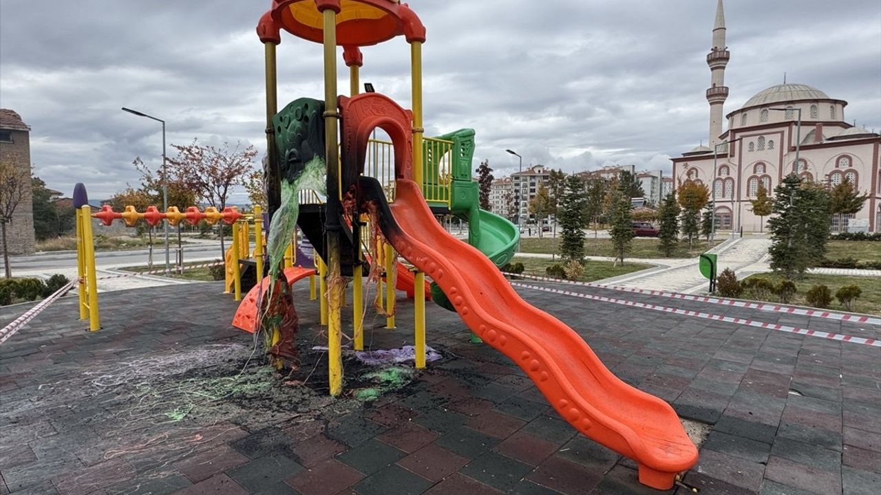 Çorum'daki Parkta Çocukların Çıkardığı Yangın Kamerada Kaydedildi