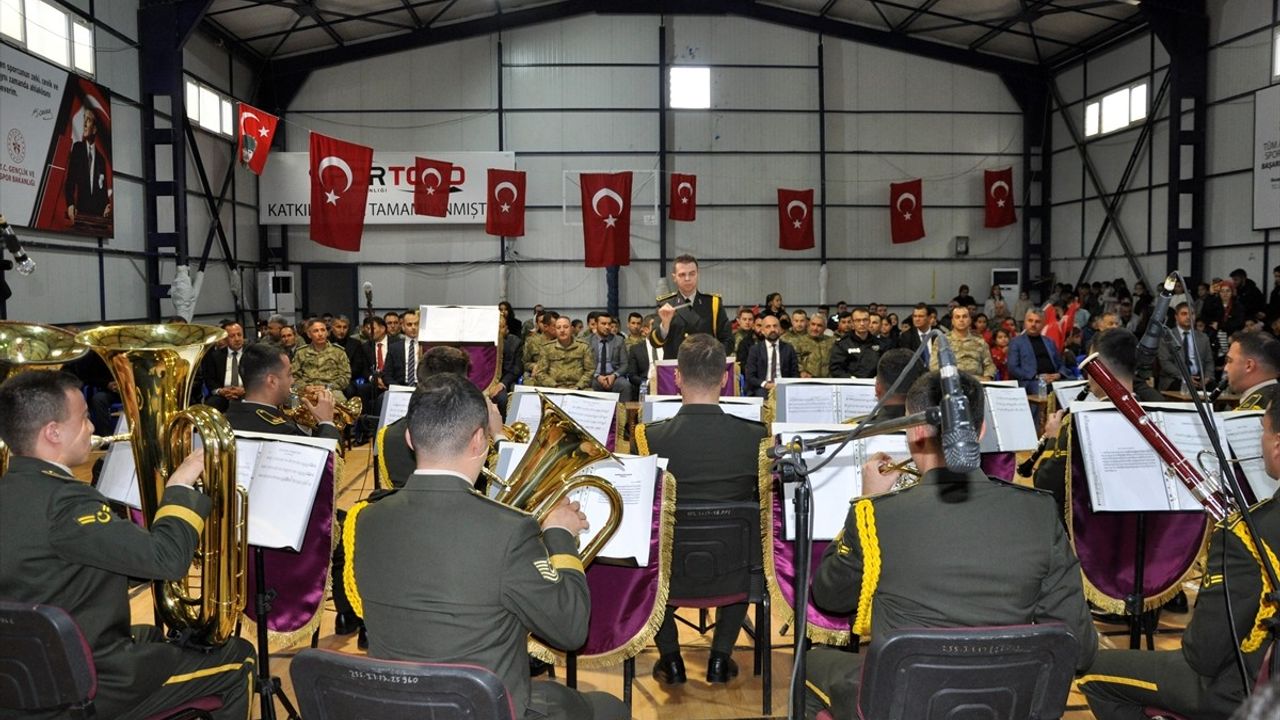 Çukurca'da 2. Ordu Bandosu Renkli Bir Konser Verdi