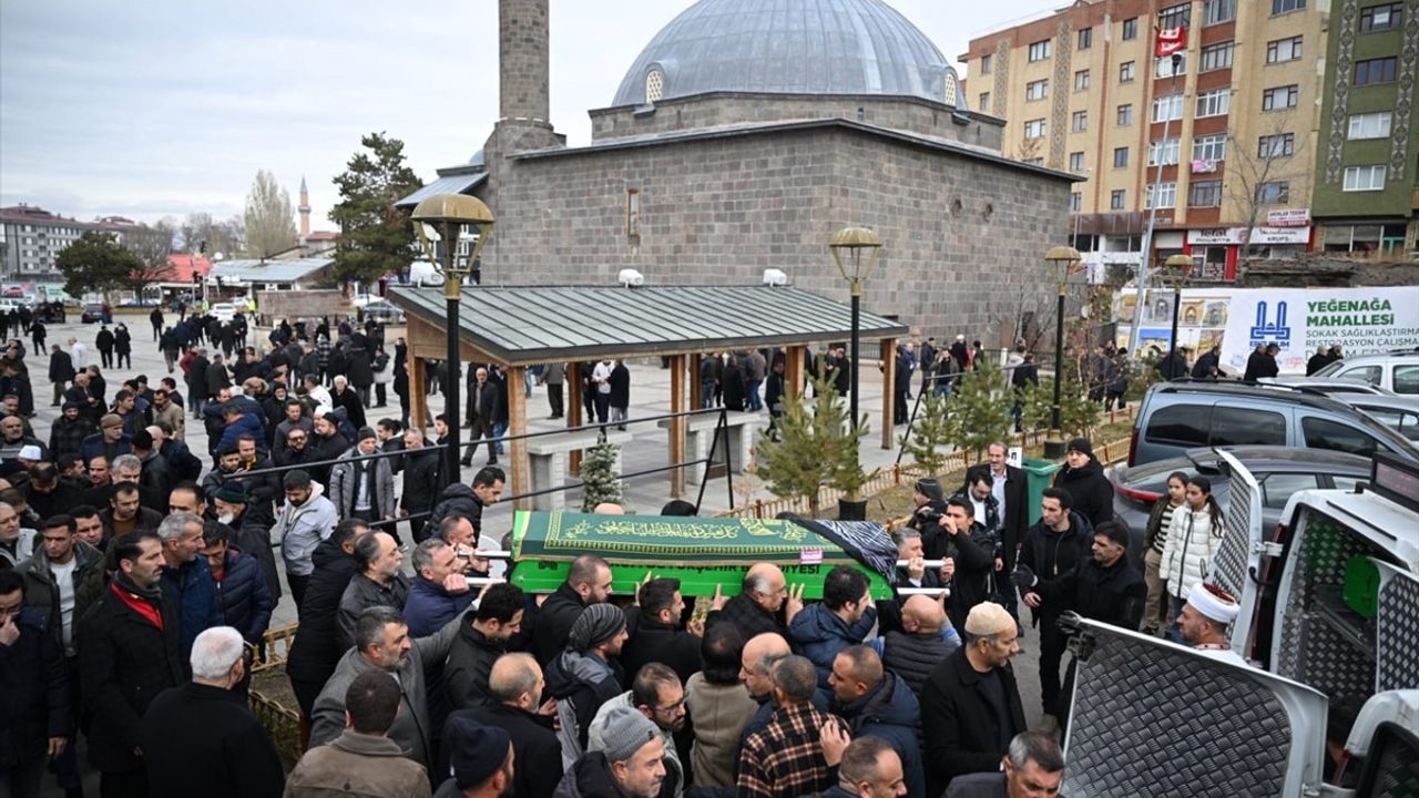 Cumhuriyet'in Asırlık Tanığı Aliye Göker, 102 Yaşında Hayatını Kaybetti