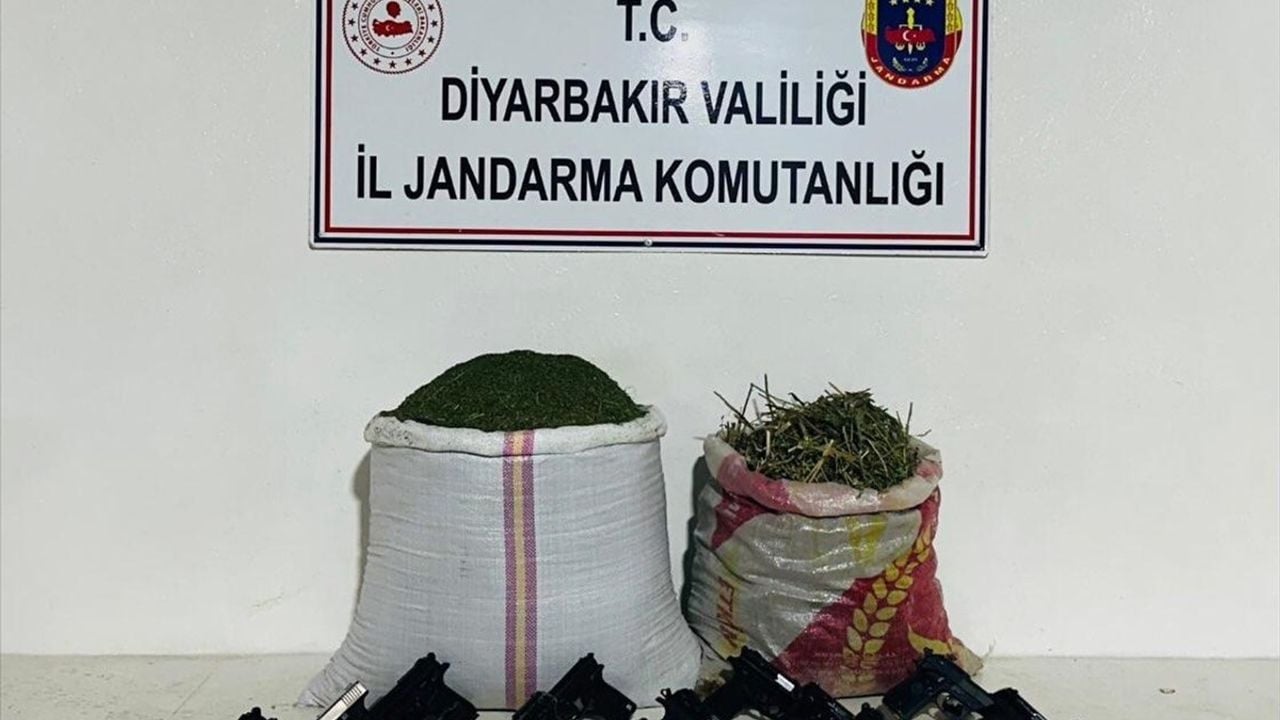 Diyarbakır'da 16 Ruhsatsız Tabanca ve 31 Kilogram Esrar Ele Geçirildi