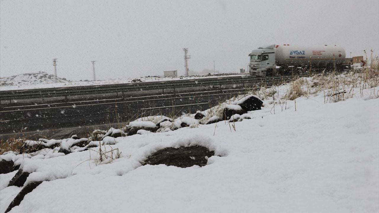 Diyarbakır'da Mevsimin İlk Karı Yağdı: Ulasımda Aksamalar Yaşanıyor