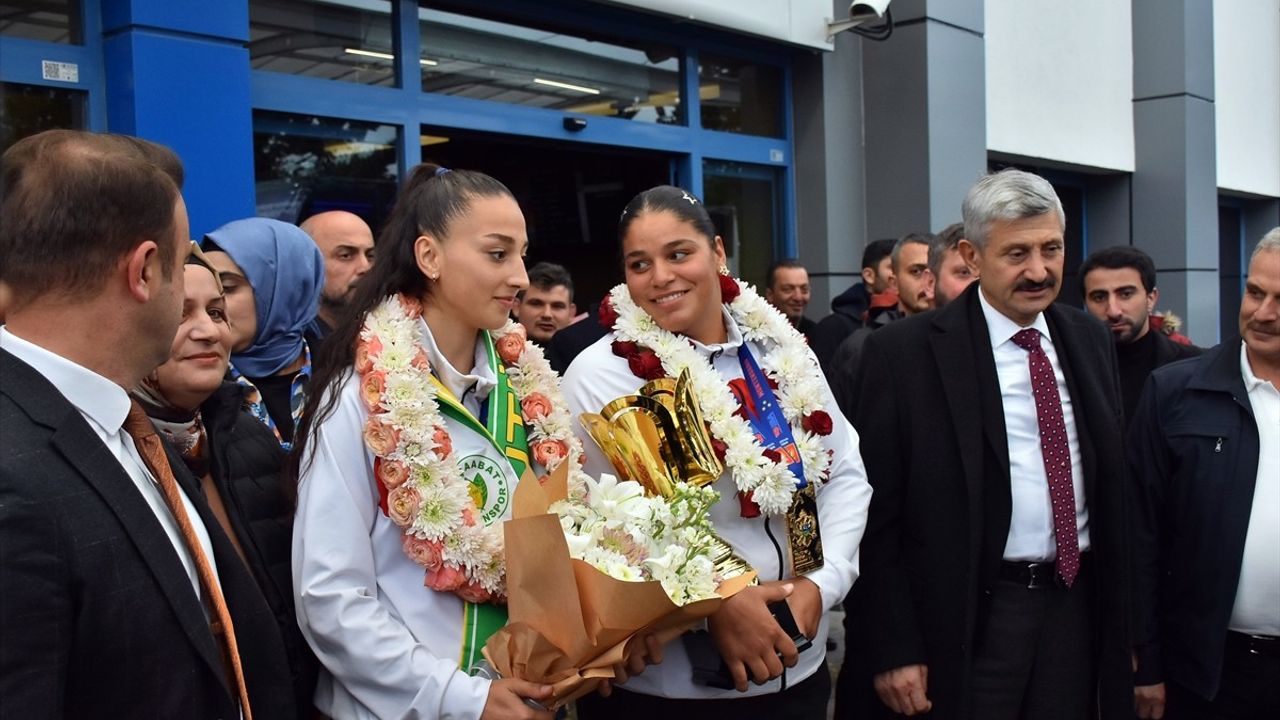 Dünya Gençler Boks Şampiyonası'ndan Madalyalarla Dönen İki Başarı Hikayesi