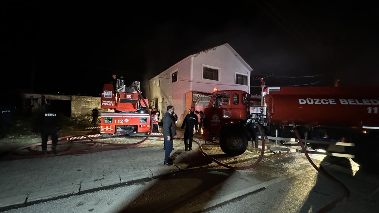 Düzce'de Yangın Felaketi: İki Ev ve Odunluk Zarar Gördü