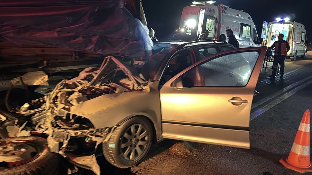 Edirne'de Traktöre Çarpan Otomobilde Feci Kaza: 1 Ölü, 1 Yaralı