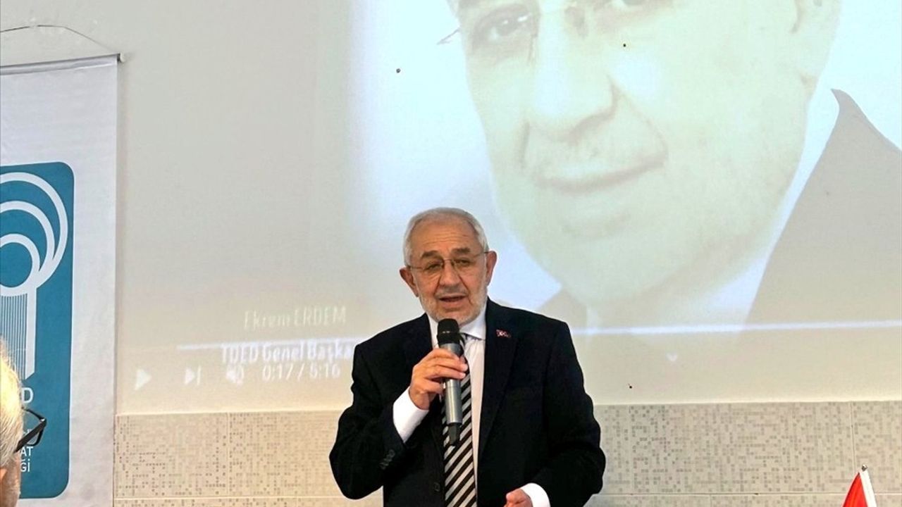 Ekrem Erdem, Almanya ve Hollanda'da Türkçe İçin Seminerler Düzenledi