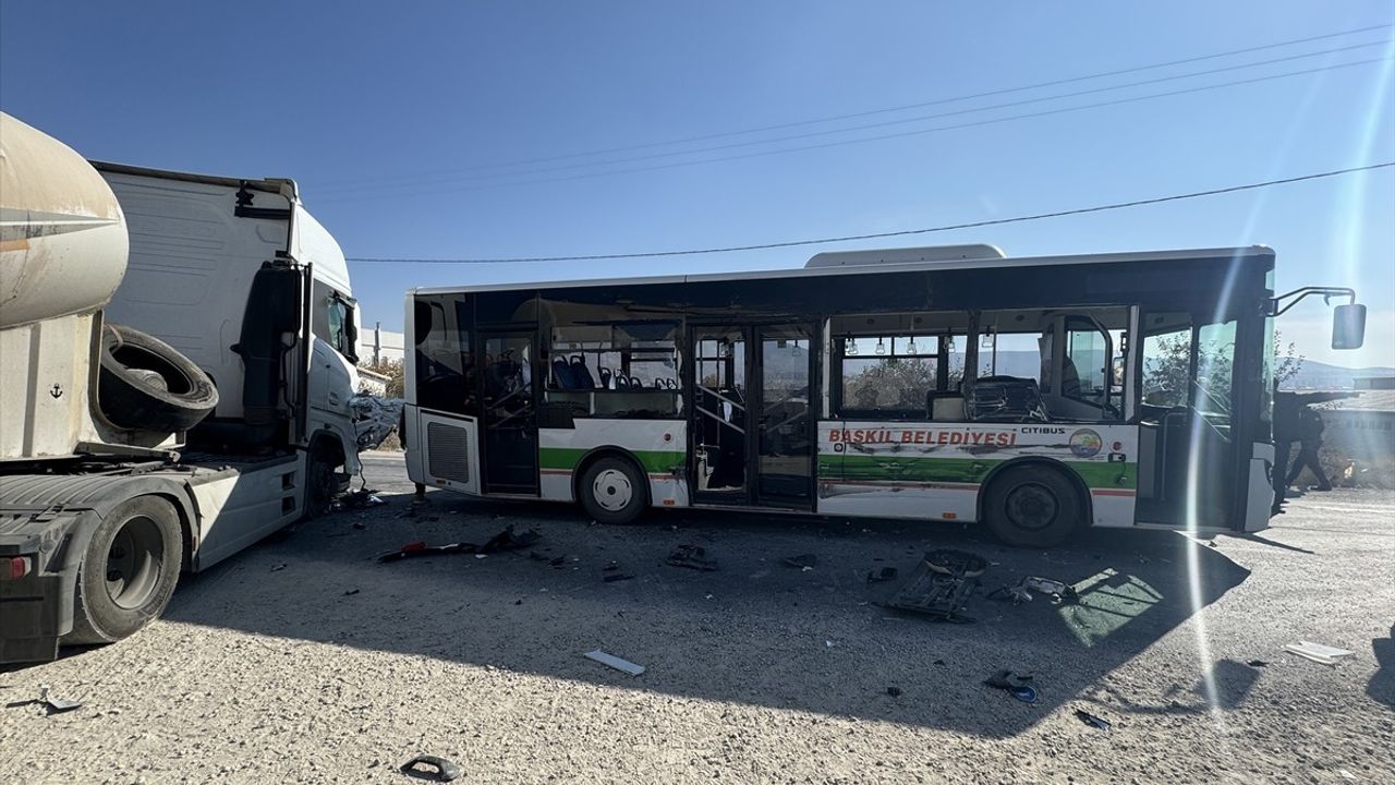 Elazığ'da Halk Otobüsü ile Tır Çarpıştı: 6 Yaralı