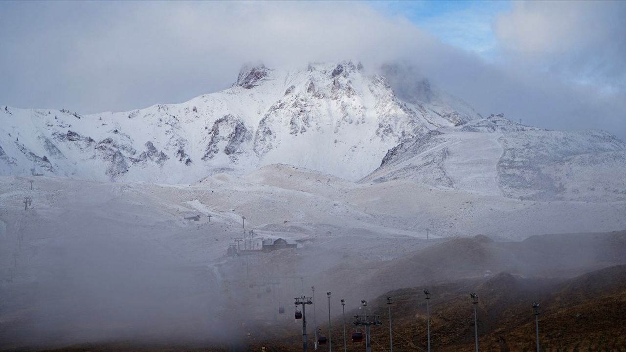 Erciyes Kayak Merkezi'nde Kar Yağışı Başladı