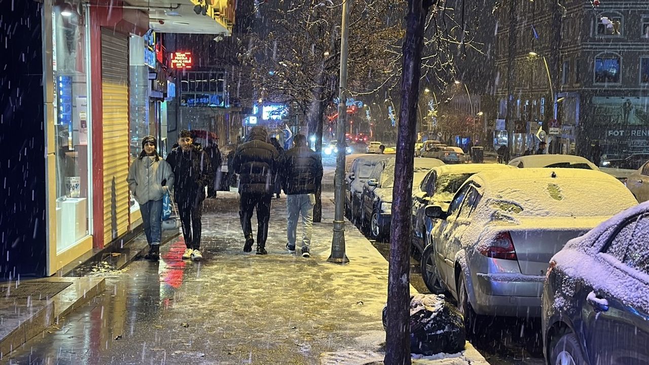 Erzurum'da Kar Yağışı Kenti Beyaza Bürüdü