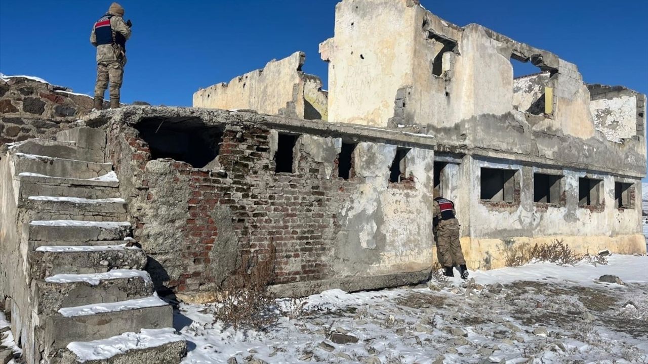 Erzurum'da Karla Kaplı Alanda 12 Düzensiz Göçmen Yakalandı