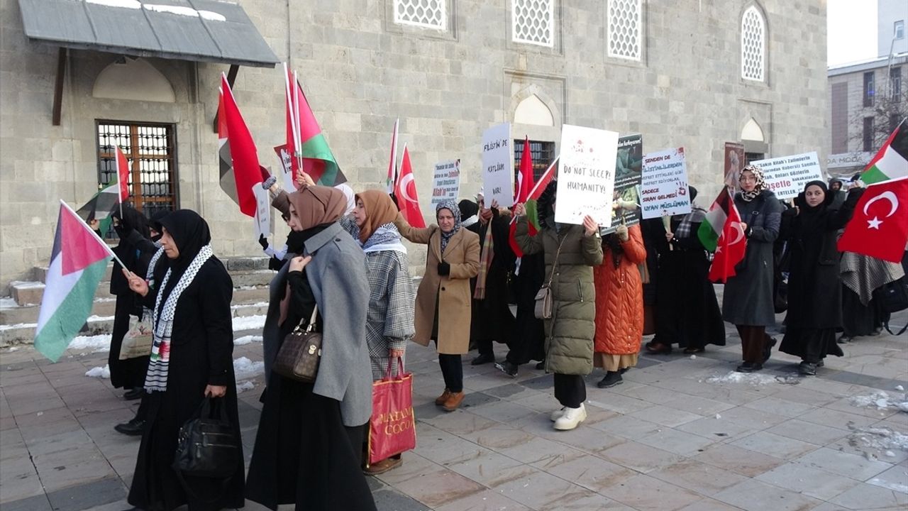 Erzurum'da Sağlıkçılardan Gazze İçin Sessiz Yürüyüş