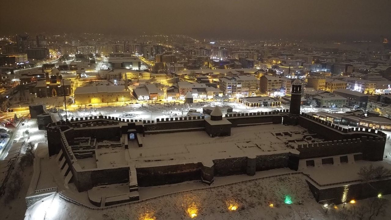 Erzurum'un Tarihi Mekanları Karla Büyüledi