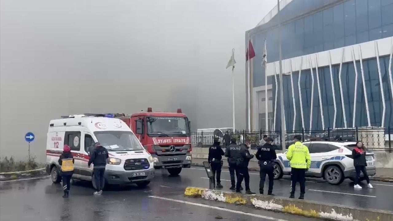 Esenyurt'ta Tıbbi Cihaz Fabrikasında Yangın: 10 Kişi Dumandan Etkilendi