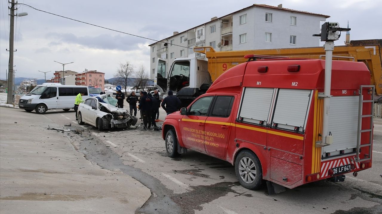 Eskişehir'de Hafriyat Kamyonuyla Çarpışan Otomobilin Sürücüsü Hayatını Kaybetti