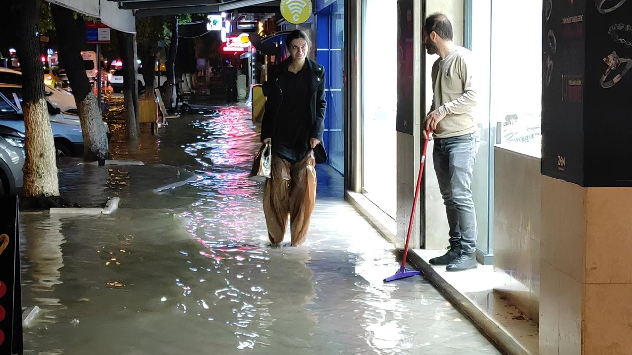 Fethiye'de Şiddetli Yağış Su Baskınlarına Neden Oldu