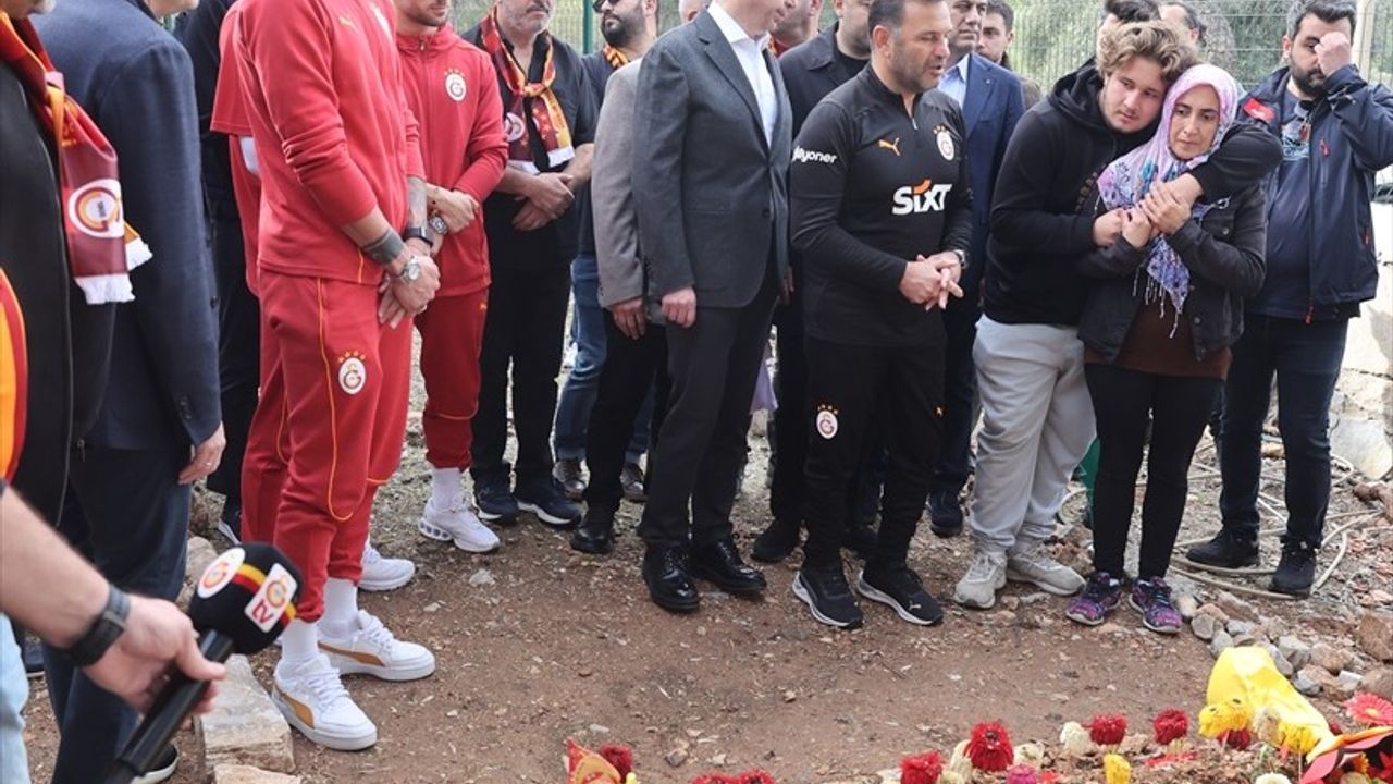 Galatasaray Yönetimi, Yiğit Kurt'un Mezarı Başında Duygusal Anlar Yaşadı