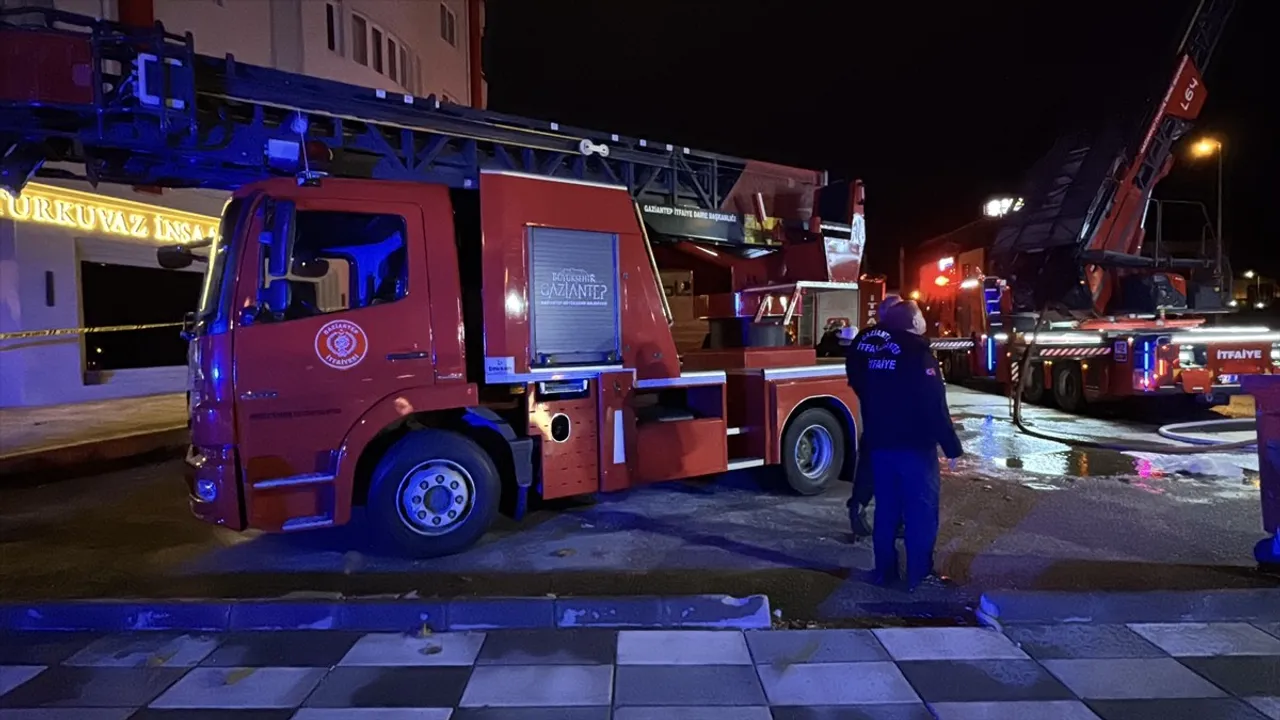 Gaziantep'te Mobilya Depo Yangını Söndürüldü