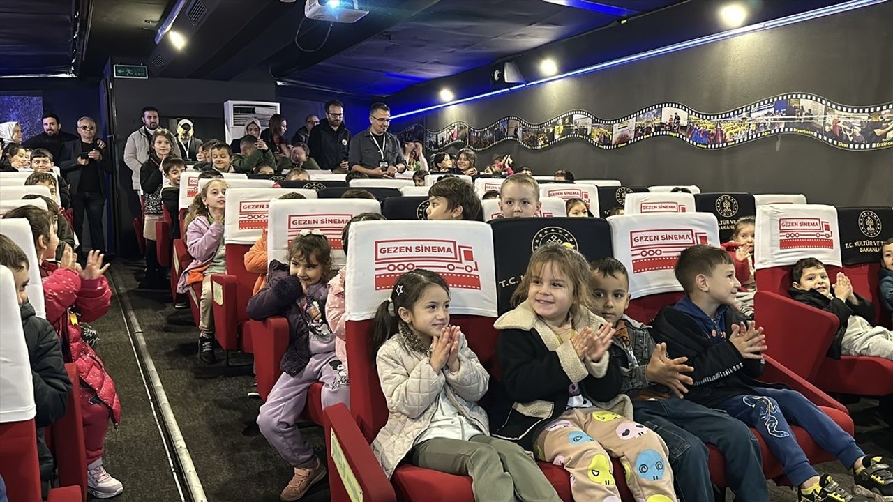 Gezen Sinema Tırı Düzce'nin Köy Okullarını Şenlendiriyor