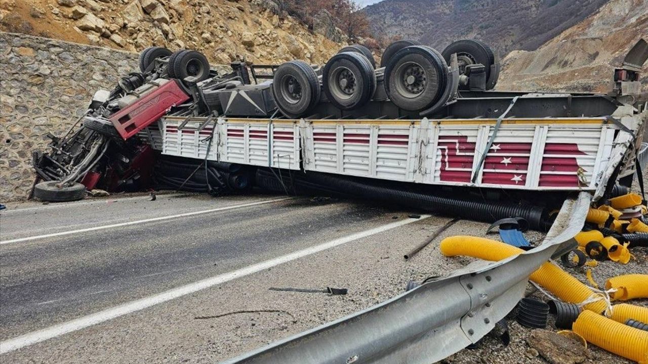 Gümüşhane'de İstinad Duvarına Çarpan Tır Sürücüsü Yaralandı