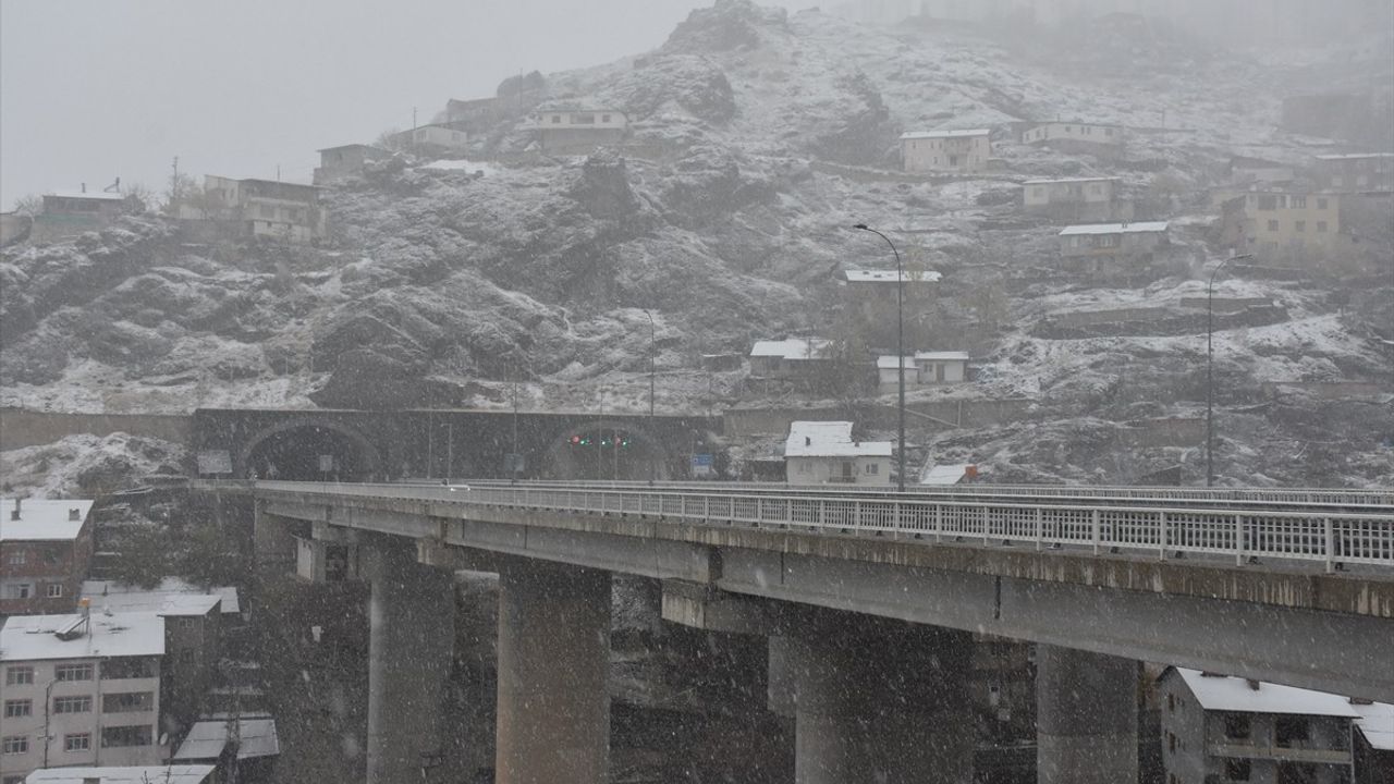 Gümüşhane ve Giresun'da Kar Yağışı Ulaşımı Olumsuz Etkiledi