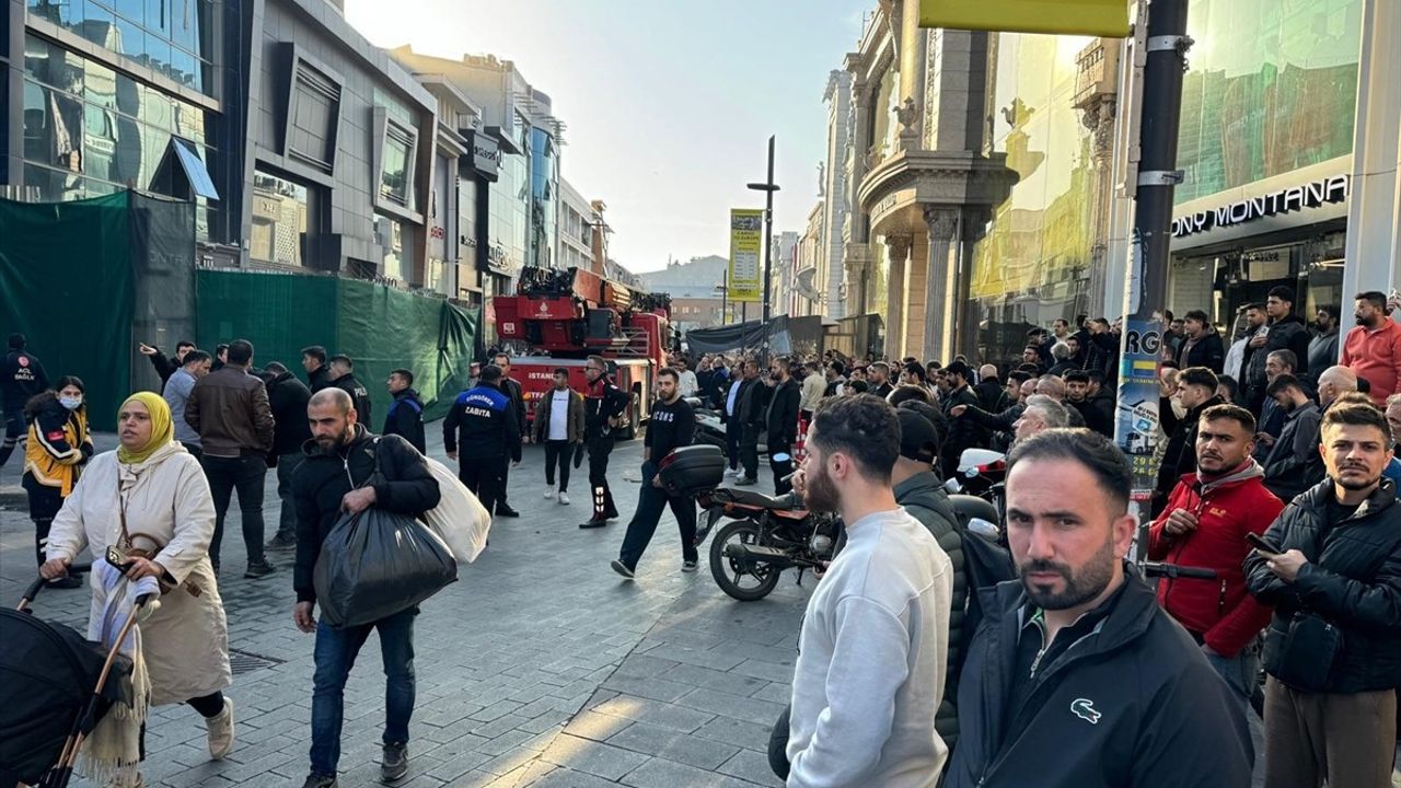 Güngören'de Yıkımda Kısmi Çökmeyle İki İşçi Göçükte Kaldı