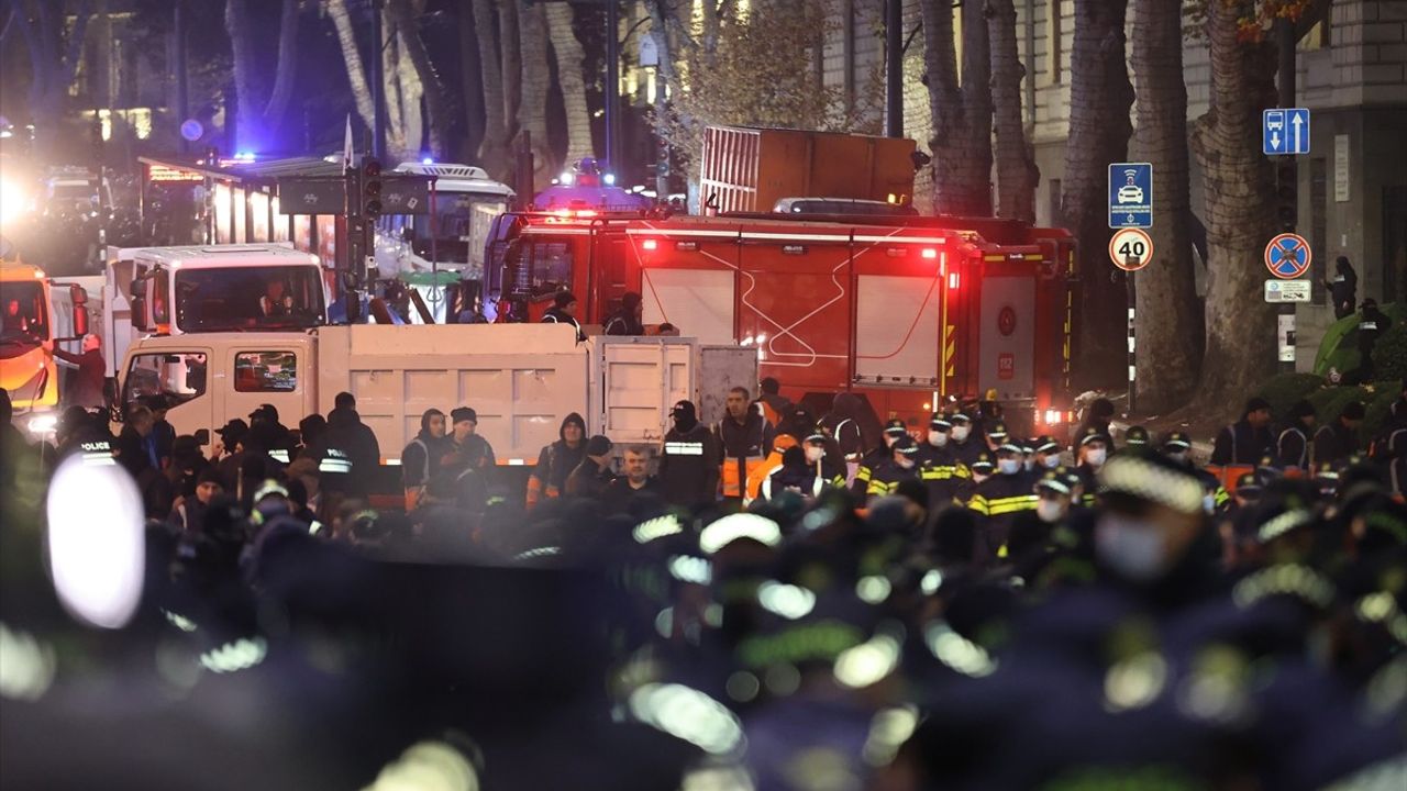 Gürcistan'da Seçim Gösterilerine Polis Müdahalesi: Cadde Açıldı