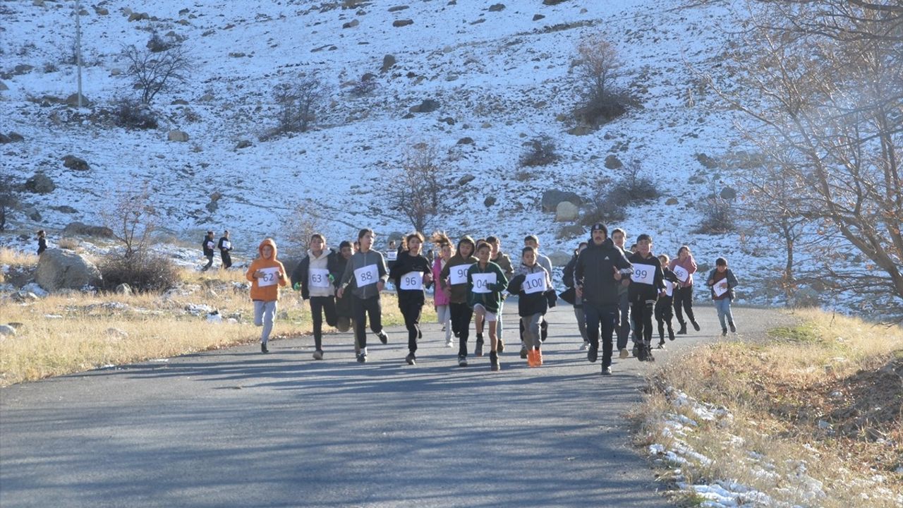 Hakkari'de Atletizm Sporcuları Sıcak Asfalt Üzerinde Antrenman Yaptı