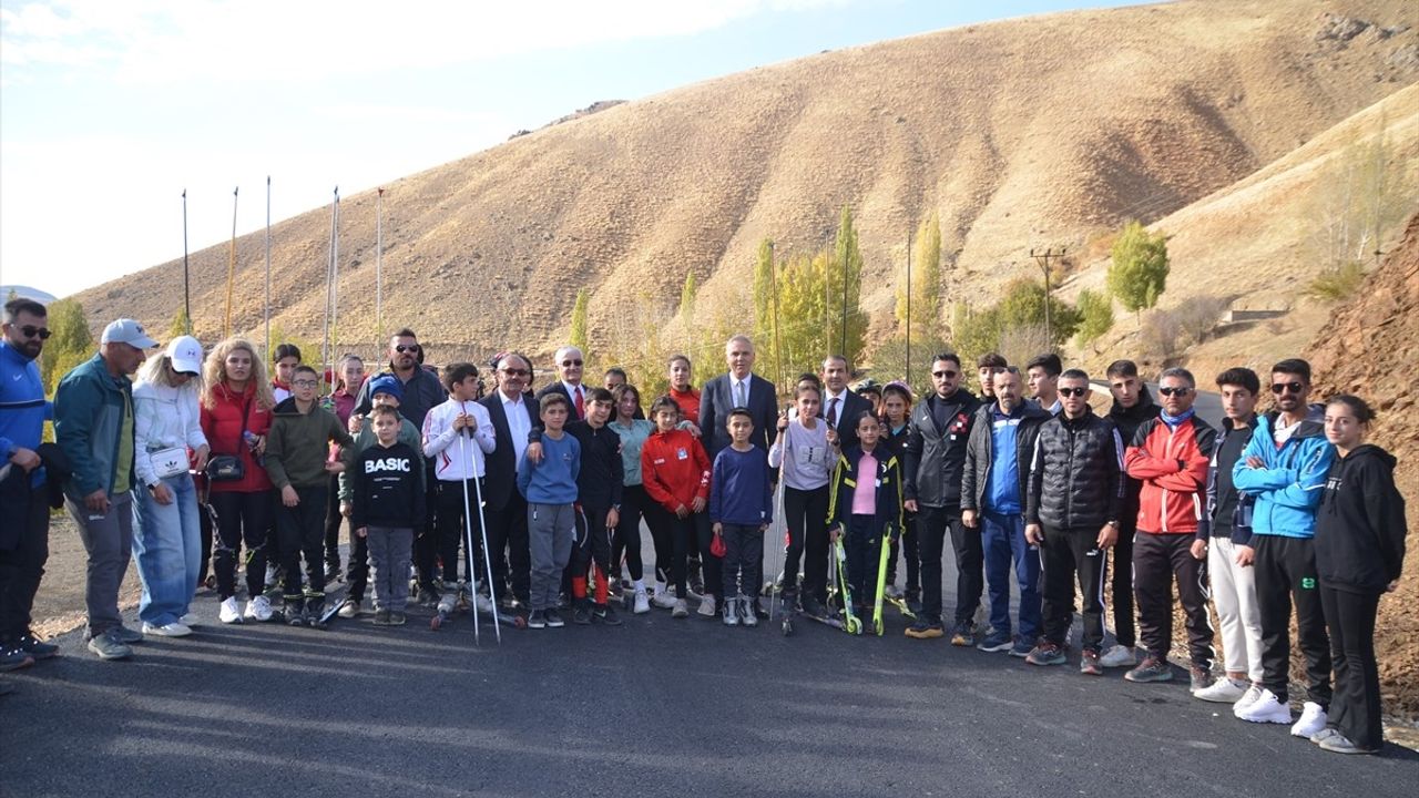 Hakkari'de Sporcular Yeni Asfalt Yolunda Antrenman Yapıyor