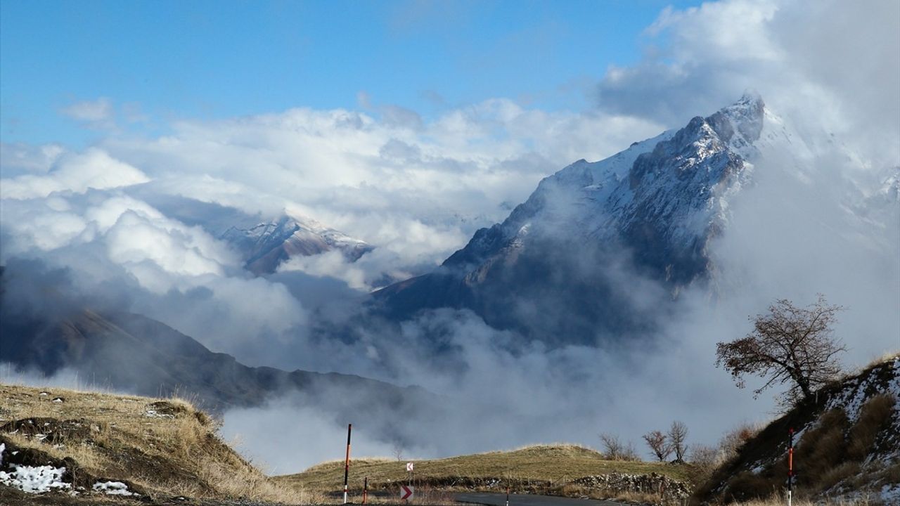 Hakkari'nin Yüksek Kesimlerinde Kar Yağışı Etkili Oldu