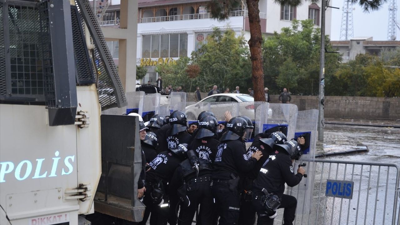 Halfeti Belediyesi Önünde Taşlı Saldırı: 2 Polis Yaralı