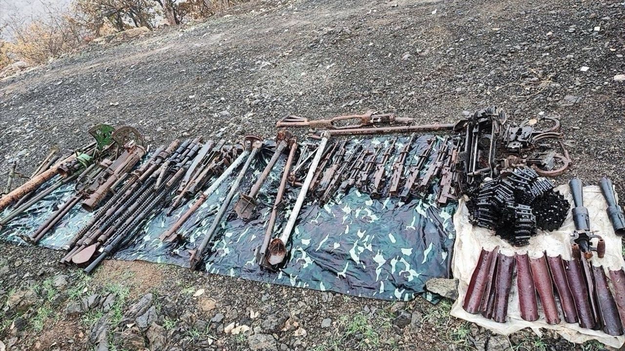 Irak'ın Kuzeyinde Zap Bölgesinde Teröristlere Ait Silah ve Mühimmat Ele Geçirildi